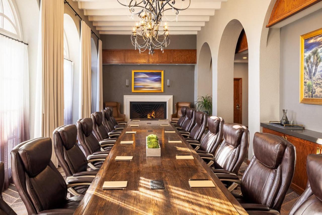 Crowne Plaza Phoenix - Chandler Golf Resort By Ihg Exterior photo